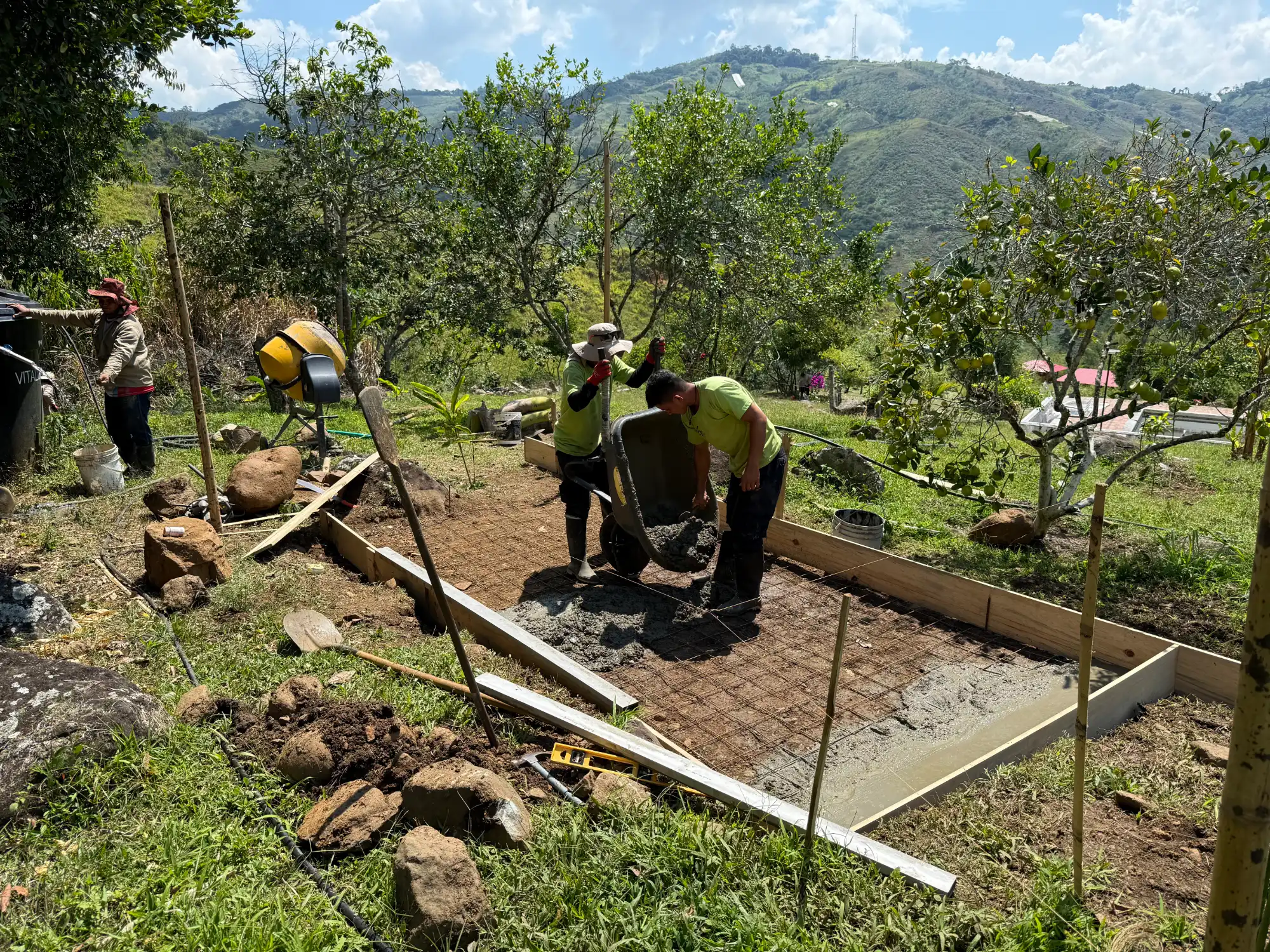 Cimentación y piso de concreto para estructura de guadua prefabricada en Colombia