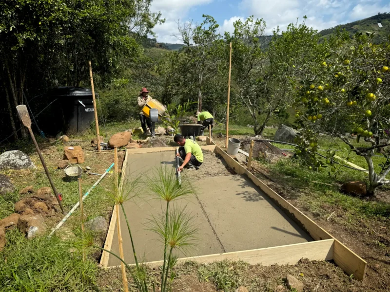 Cimentación y piso de concreto para estructura de guadua prefabricada en Colombia