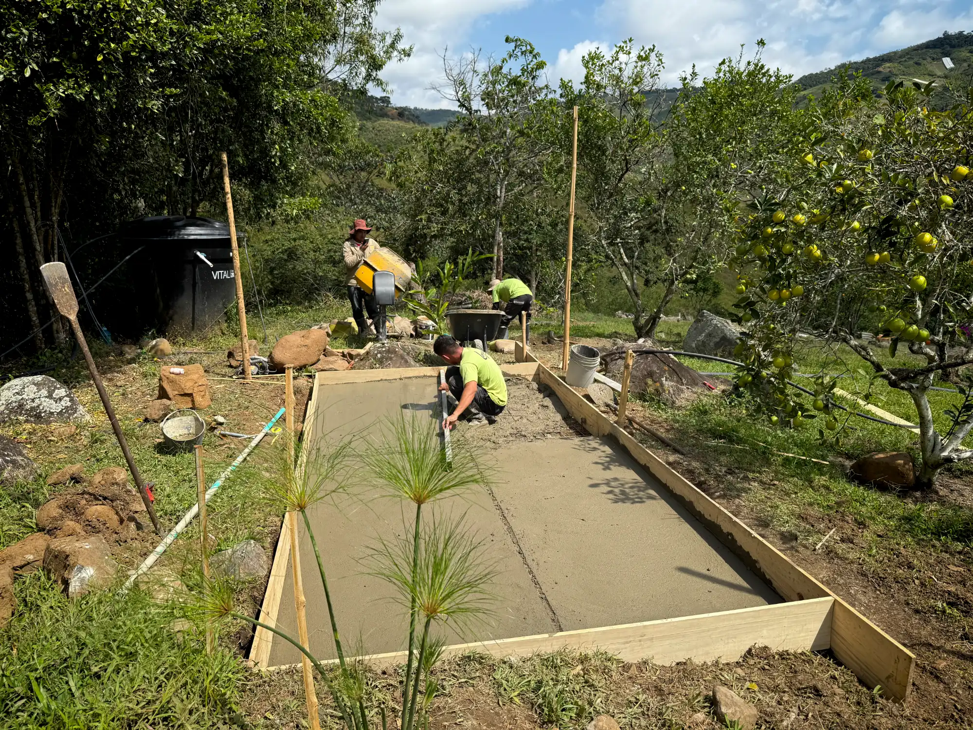 Cimentación y piso de concreto para estructura de guadua prefabricada en Colombia