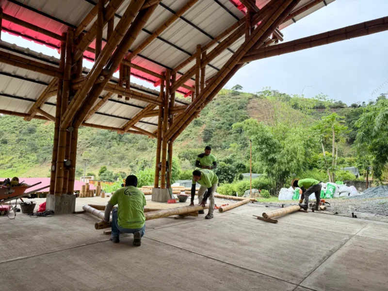 Proceso de prefabricación de estructura en bambú guadua en taller - Guadua Bamboo SAS