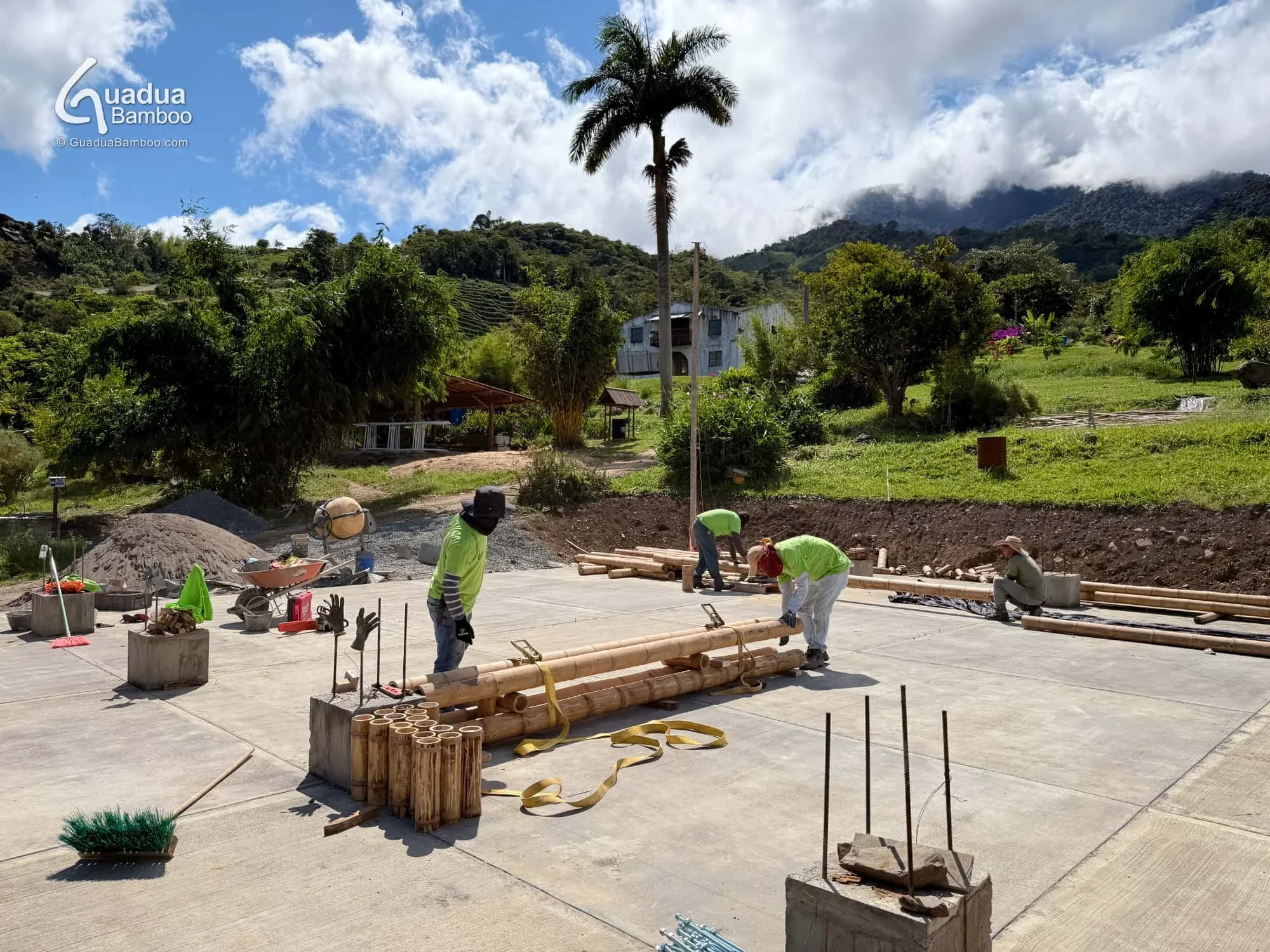 construccion de postes prefabricados de bambu 1.jpg