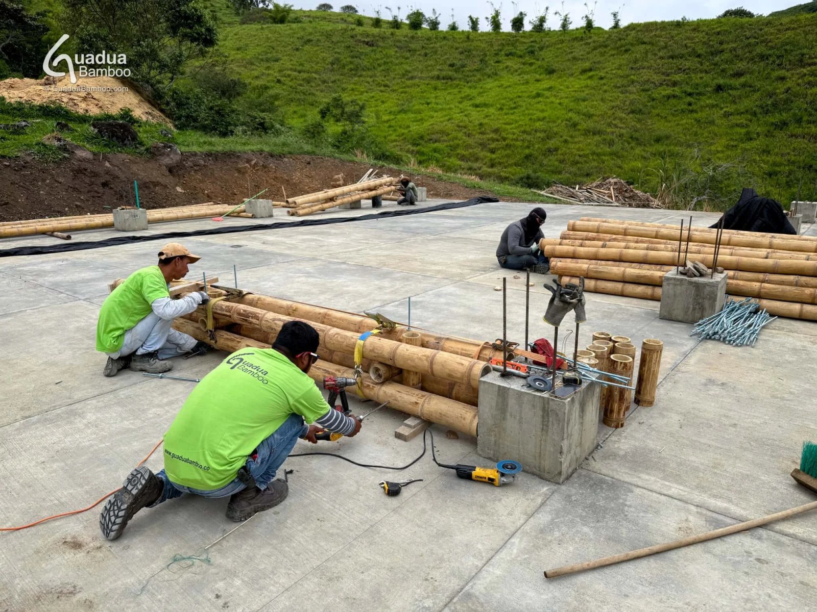 construccion de postes prefabricados de bambu 2