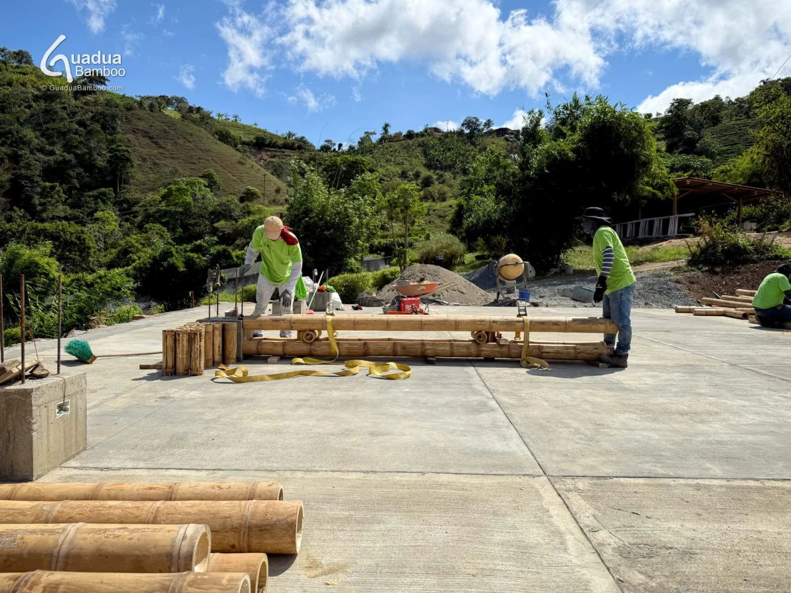 construccion de postes prefabricados de bambu 3