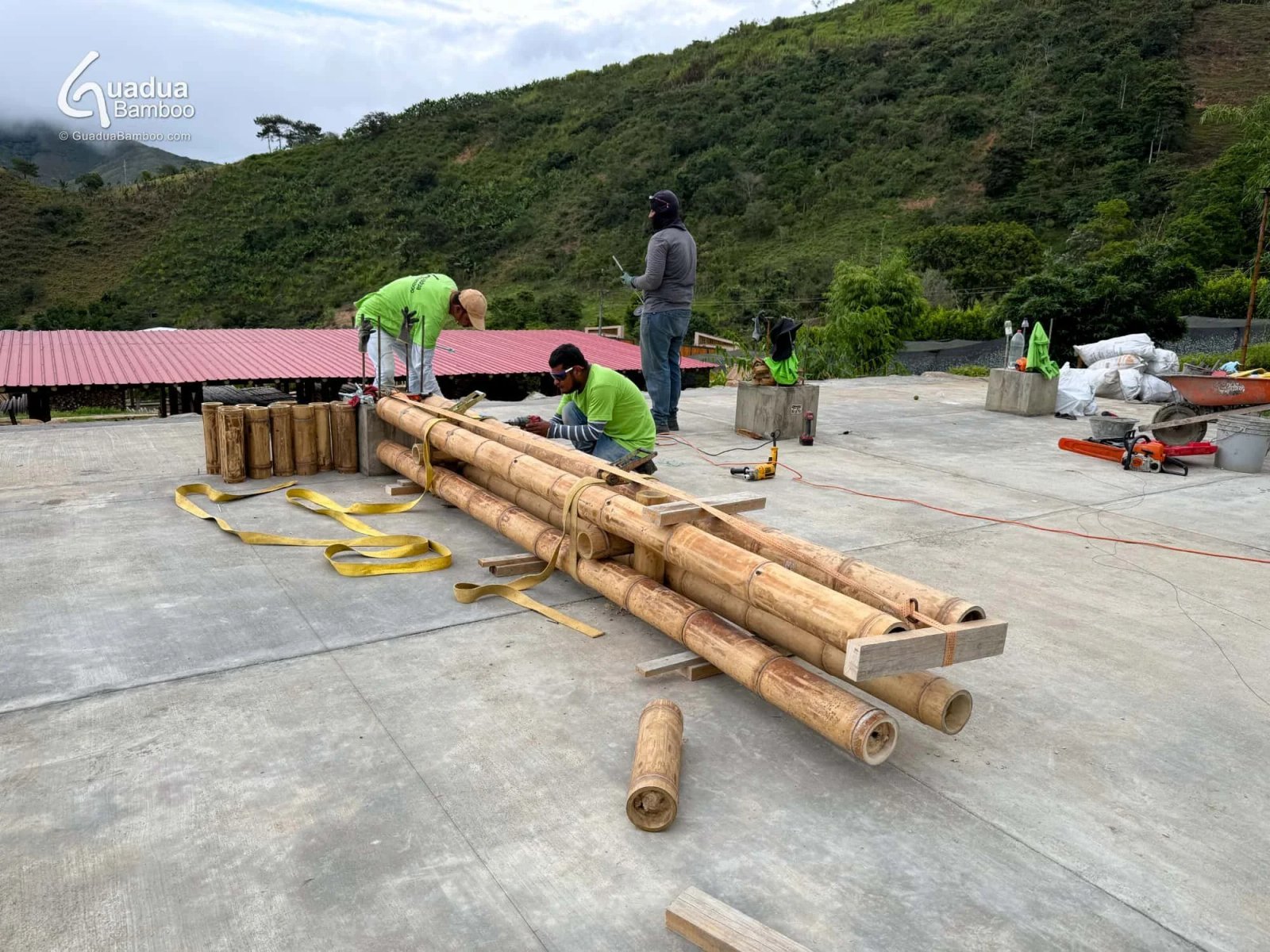construccion de postes prefabricados de bambu 4