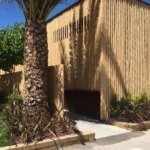 Revestimiento de una casa con postes de bambú guadua