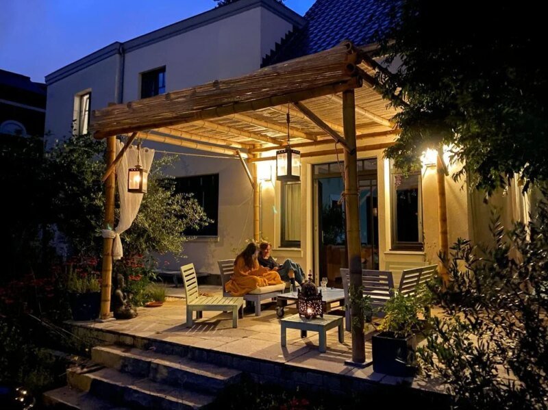 Pérgola de bambú Guadua en la noche