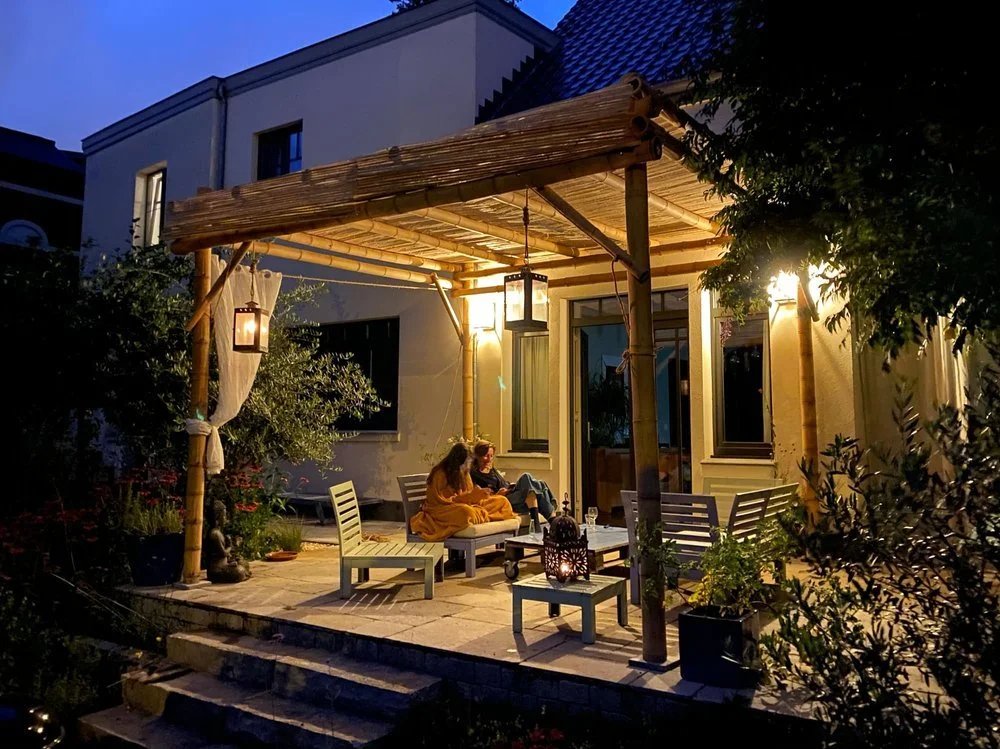 Pérgola de bambú Guadua en la noche