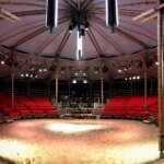Teatro al aire libre construido con postes de bambú guadua