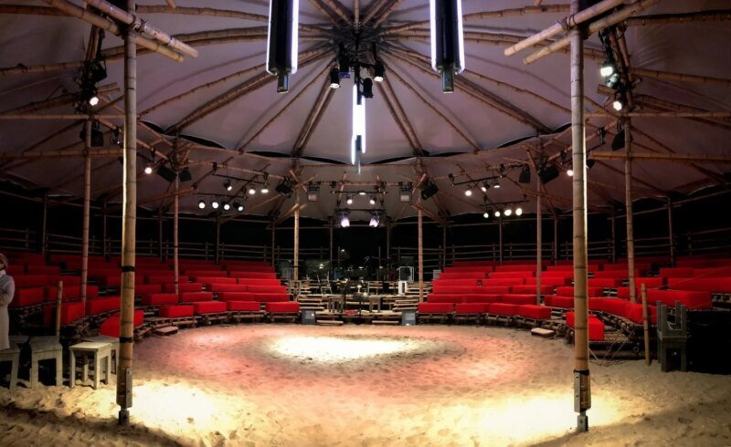 Teatro al aire libre construido con postes de bambú guadua