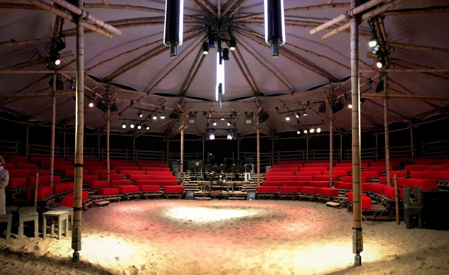 Teatro al aire libre construido con postes de bambú guadua