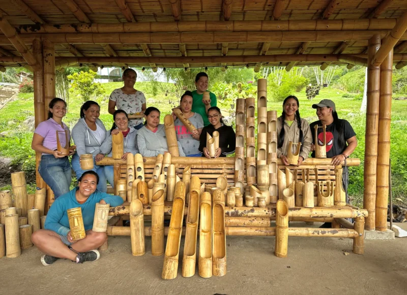 Programa de artesanías en guadua para mujeres de nuestra comunidad en Colombia