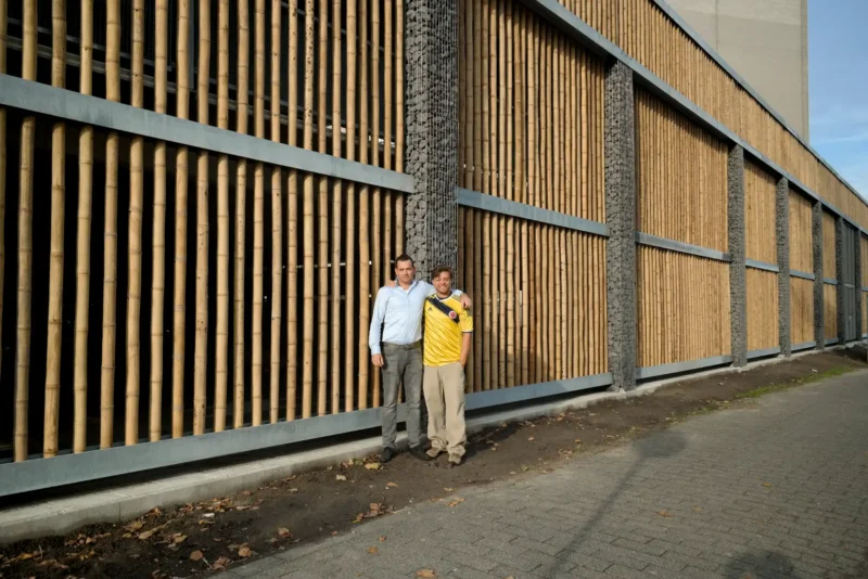 Pim van der Eng y Stéphane Schröder frente al primer parqueadero de bambú guadua en los Países Bajos