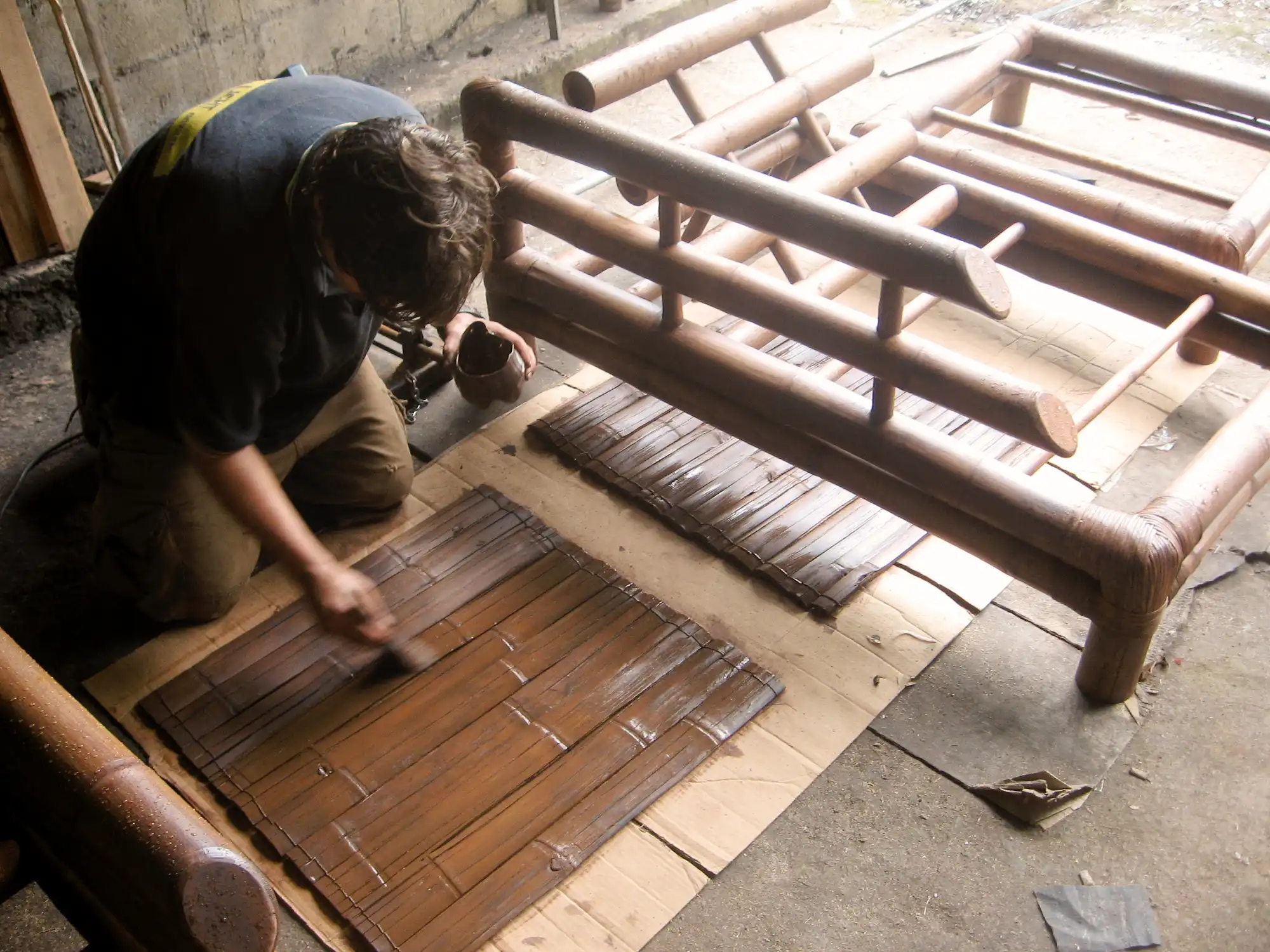 Stéphane Schröder pintando muebles de bambú